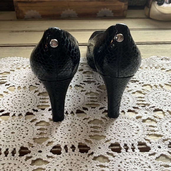 STUART WEITZMAN || Snakeskin Logaplainfie black leather sole open toe sexy heels - Picture 4 of 7